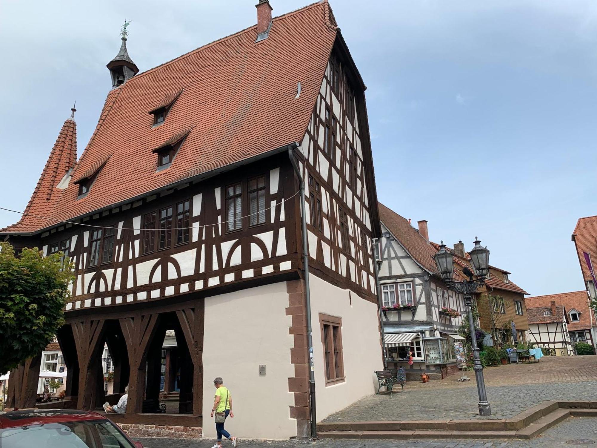 Apartamento Wohnen Am Historischen Rathaus Michelstadt Exterior foto