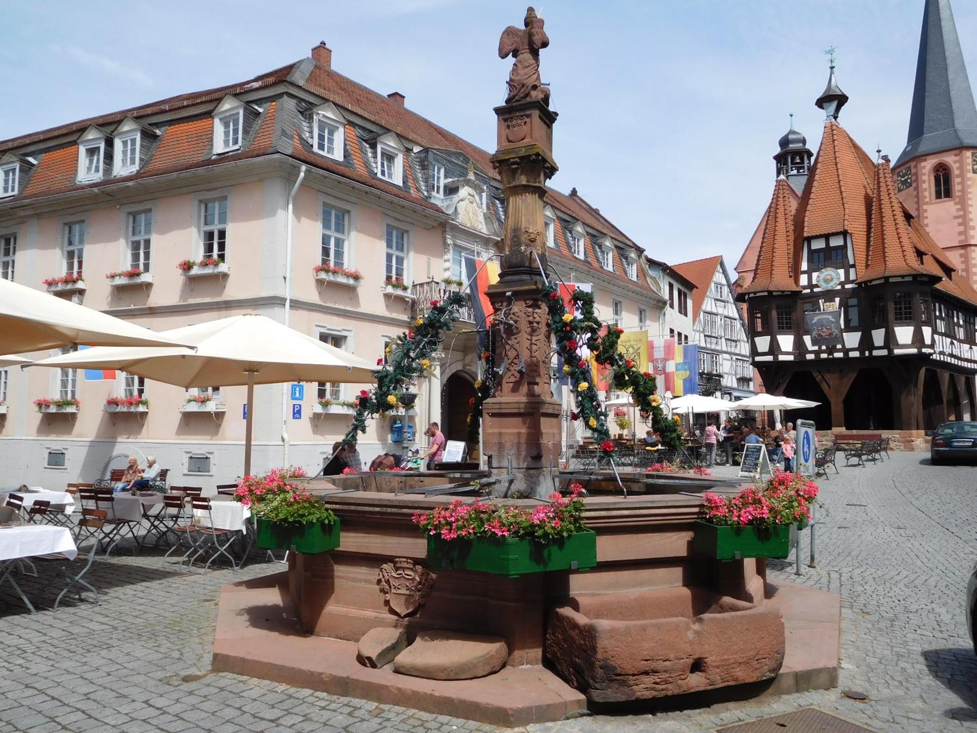 Apartamento Wohnen Am Historischen Rathaus Michelstadt Exterior foto